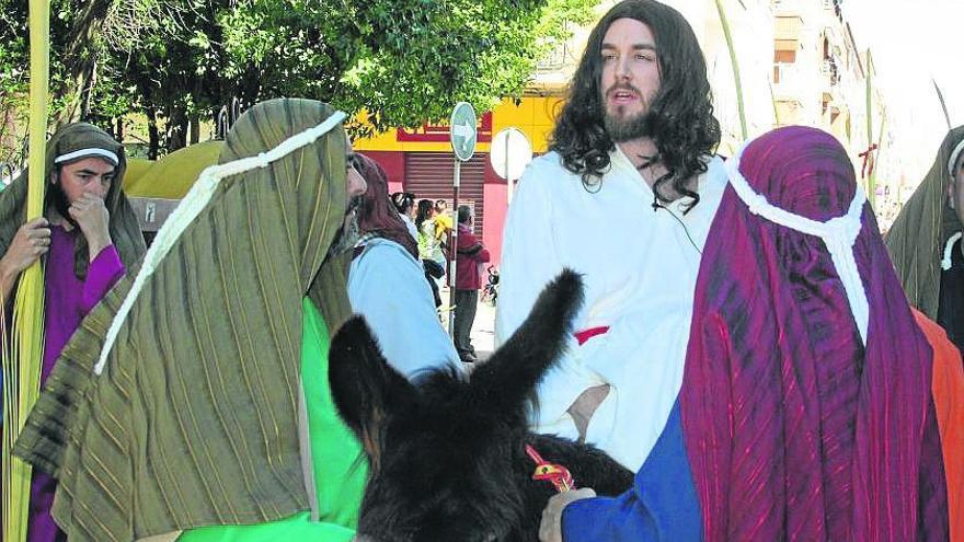 Jesús de Nazaret pasea a lomos de la burrica