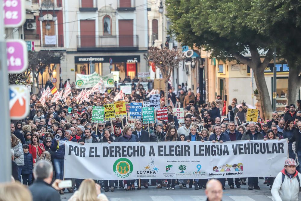 Veinte mil personas reclamaron ayer en las calles de Orihuela la derogación de la ley de Plurilingüismo