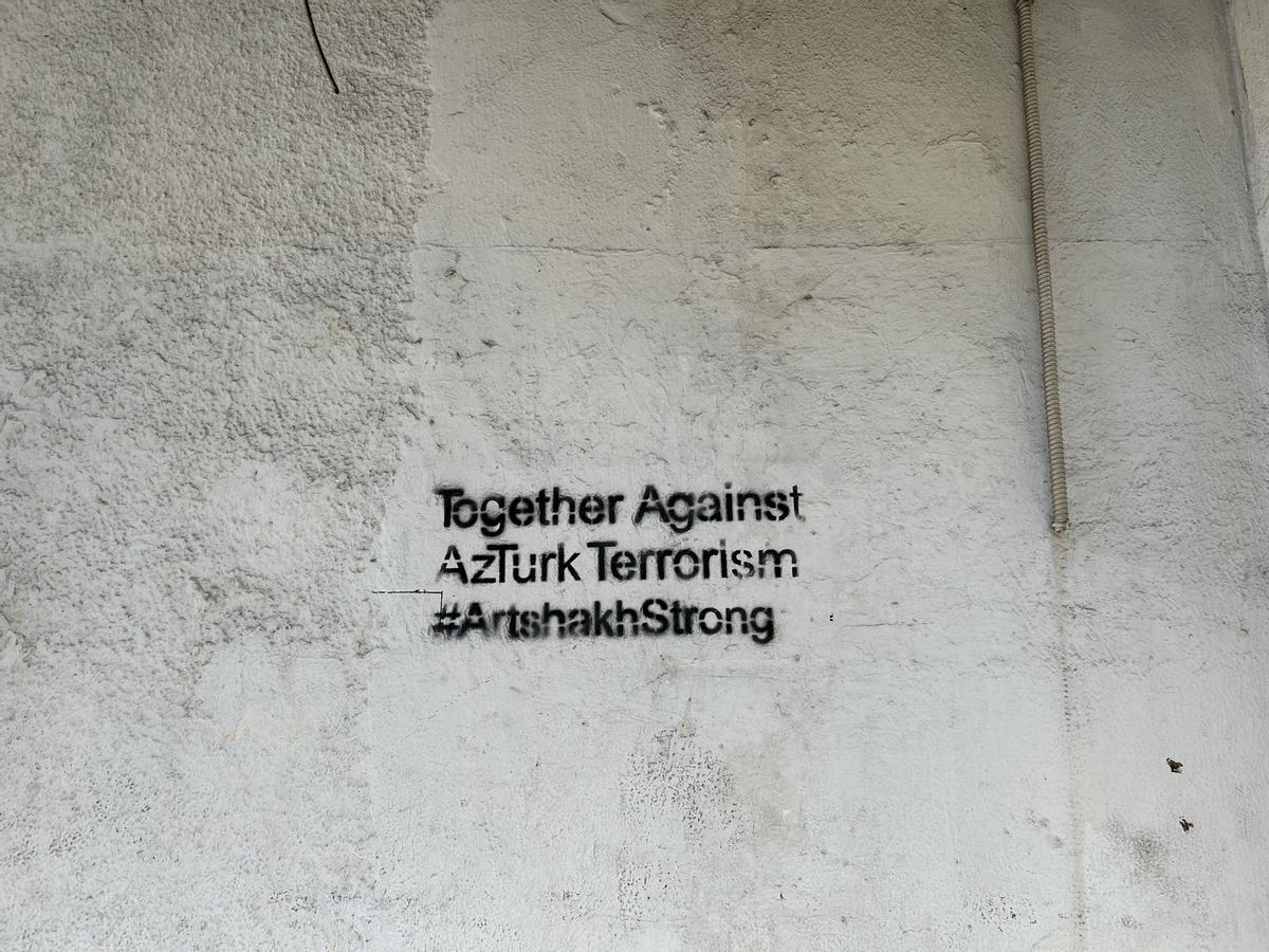 Mensajes en contra de la agresión azerbaiyana de Nagorno Karabak en el suburbio beirutí de Bourj Hammoud.