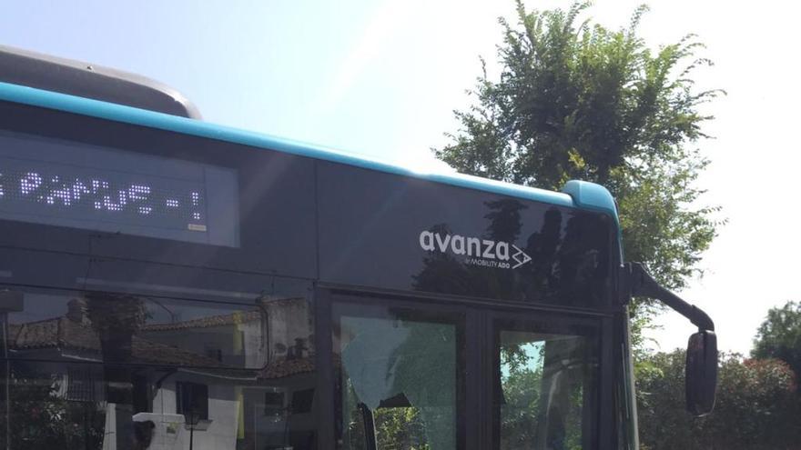 Estado en el que quedó el autobús urbano contra el que un pasajero arrojó una piedra