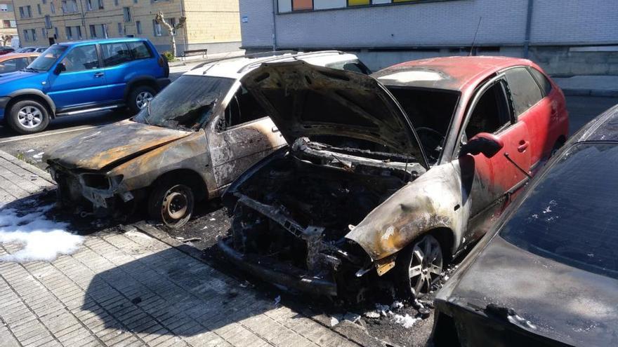 Los coches afectados por el fuego.