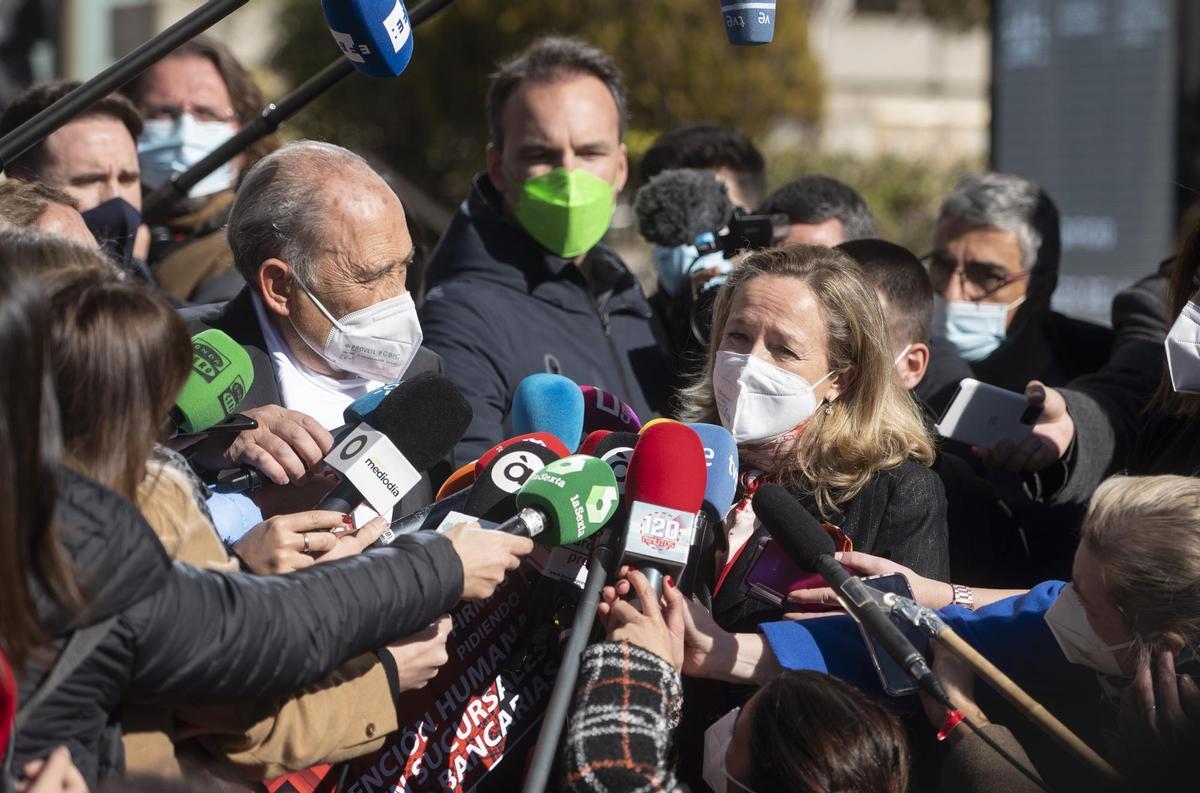 Carlos San Juan, el hombre de 78 años que ha recogido más de 600.000 apoyos con su campaña ’Soy Mayor, No Idiota’, y la vicepresidenta primera y ministra de Asuntos Económicos y Transformación Digital, Nadia Calviño, responden a los medios