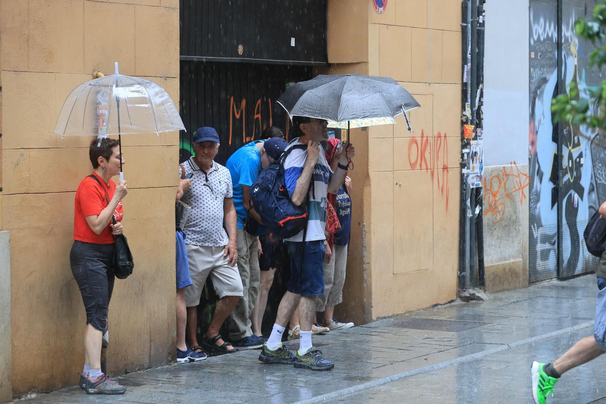 La lluvia cae con fuerza en el centro de València