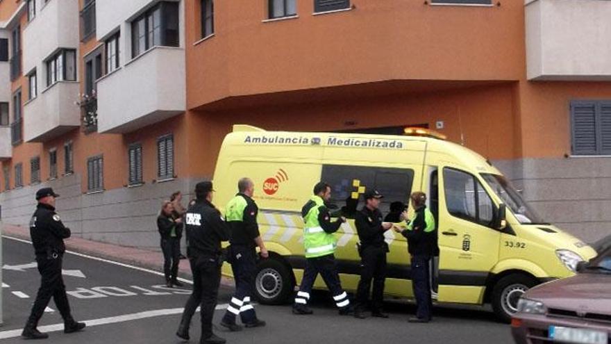 Muere un niño de dos años en Telde al caer junto a su padre en la escalera de su edificio