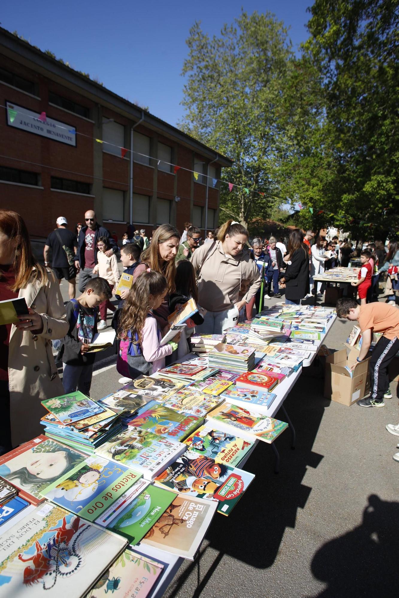 En imágenes: El colegio Jacinto Benavente disfruta de su primera feria del libro