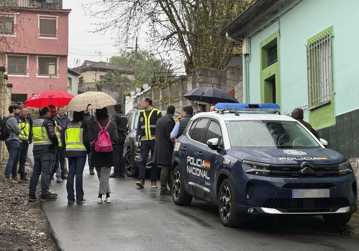 Policía científica y judicial, ante la vivienda del fallecido y su supuesto asesino.