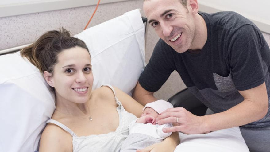La Maria, primer nadó bagenc del 2019, amb el seus pares, Yaiza i Sergi.