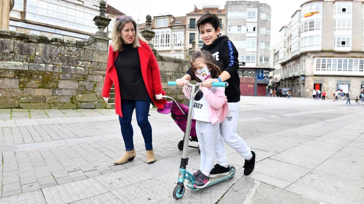 Una familia sale a pasear por el centro de Pontevedra. // G. Santos