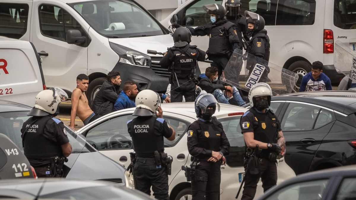 Protesta en el campamento de migrantes de Las Raíces, en Tenerife