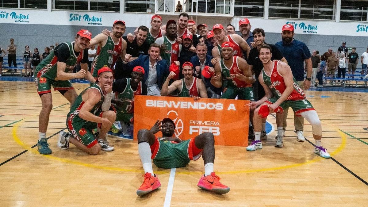 El Caja 87 de Sevilla, amb Lamin Dibba, celebrant l'ascens a Primera FEB diumenge