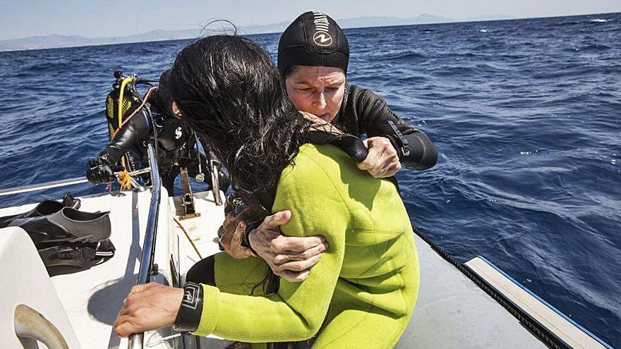 La fotógrafa ayuda a Ai Futaki a quitarse el neopreno. | PILAR CORTÉS