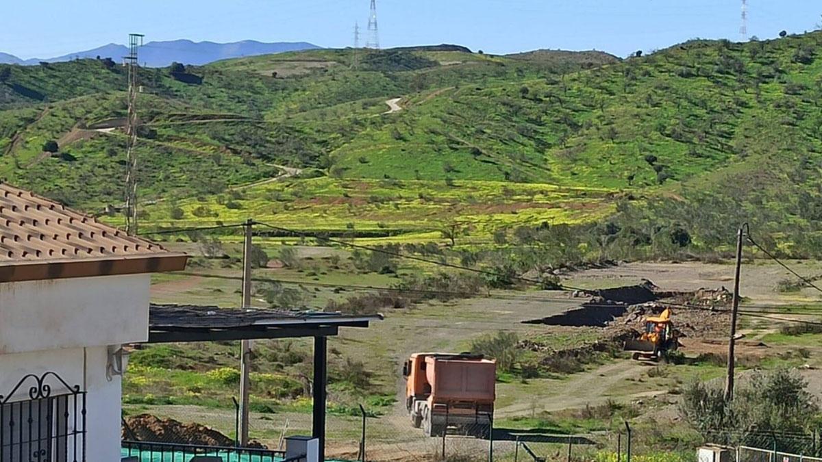 Los vecinos denuncian movimientos ilegales de tierras en la Junta de los Caminos.