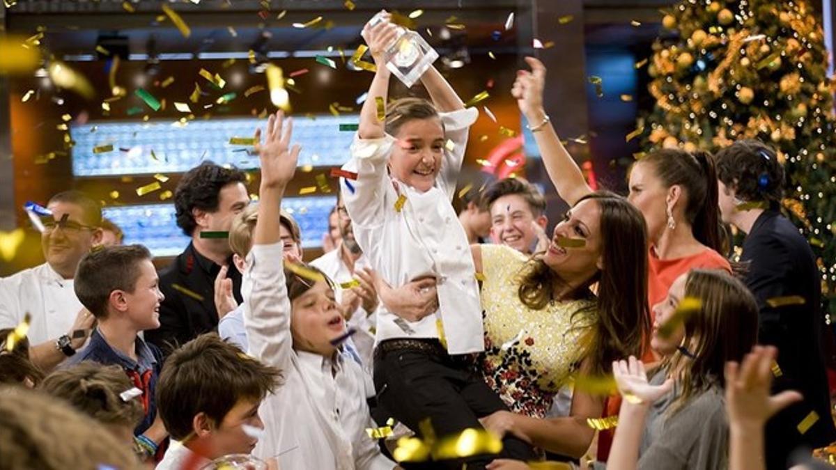 María, con el premio que la acredita como ganadora de 'Masterchef junior 3'