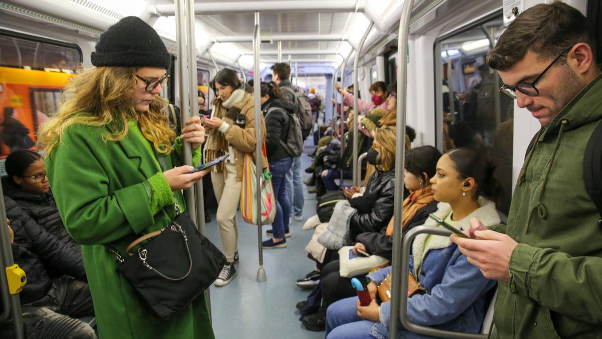 Els avisos sobre mascaretes persisteixen al metro de Barcelona després d’aixecar-se’n l’obligatorietat