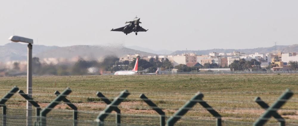 Los aviones del Ejército del Aire no han podido volver a Los Llanos debido al mal tiempo.