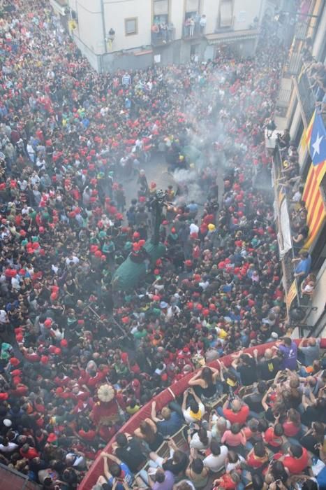 La plaça de Sant Pere s'omple en l'inici de la darrera passada de la Patum