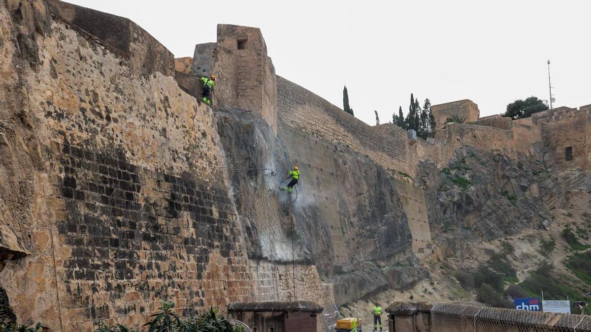 Trabajos para evitar desprendimientos en el Castillo de Santa Bárbara