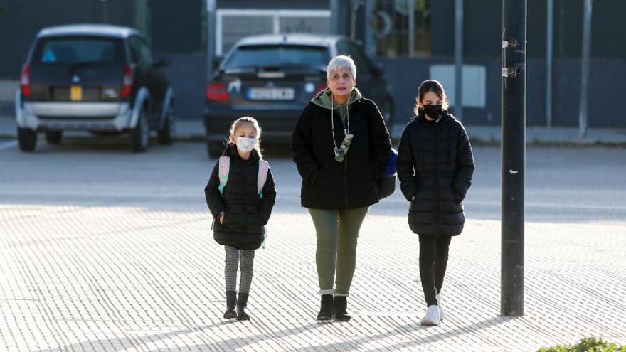 Clara, con Aixa y Júlia llegando al centro.