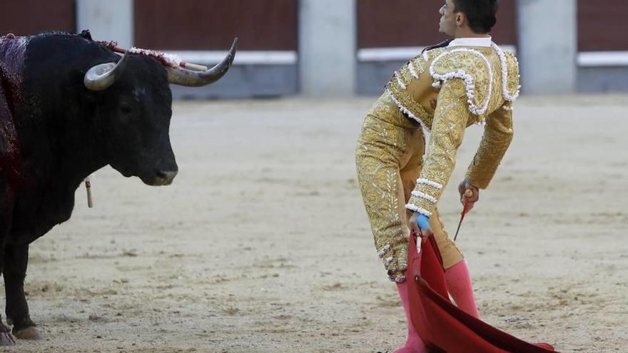 El diestro Paco Ureña durante la faena a su segundo toro en el vigésimo séptimo festejo de la Feria de San Isidro de Madrid.