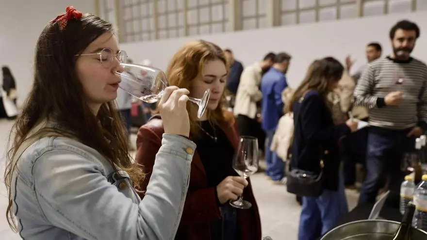 El Salón de Vinos Singulares Vinalia encandila al paladar en Gijón.