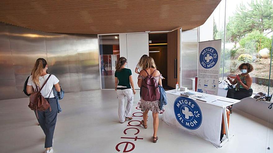 Puesto de Médicos del Mundo en el vestíbulo del centro. | VICENT MARÍ