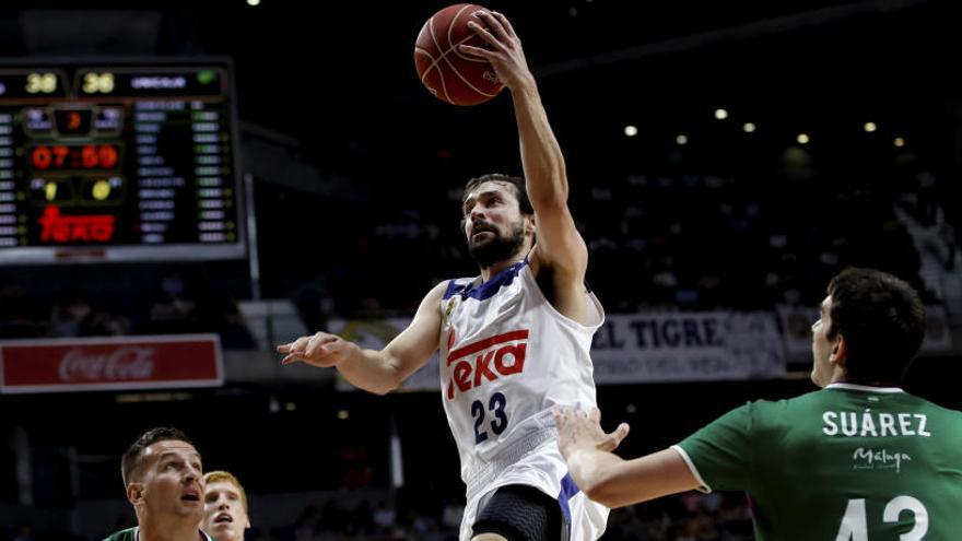 Llull entra a canasta entre Suárez y el esloveno Alen Omi.