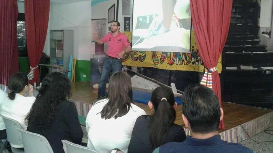 El pediatra José David Herrero impartiendo el curso sobre reanimación infantil, en Infiesto, ayer.