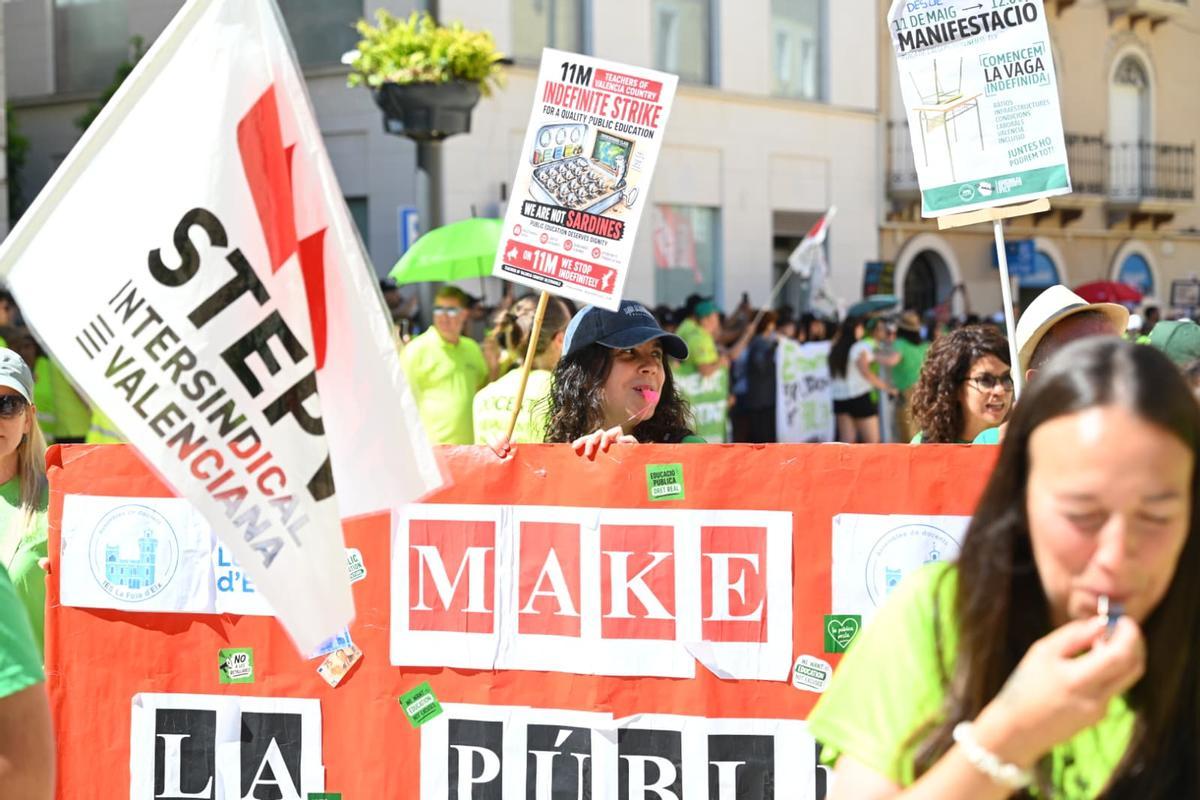 Los profesores se manifiestan en la Plaça de Baix de Elche por la educación pública