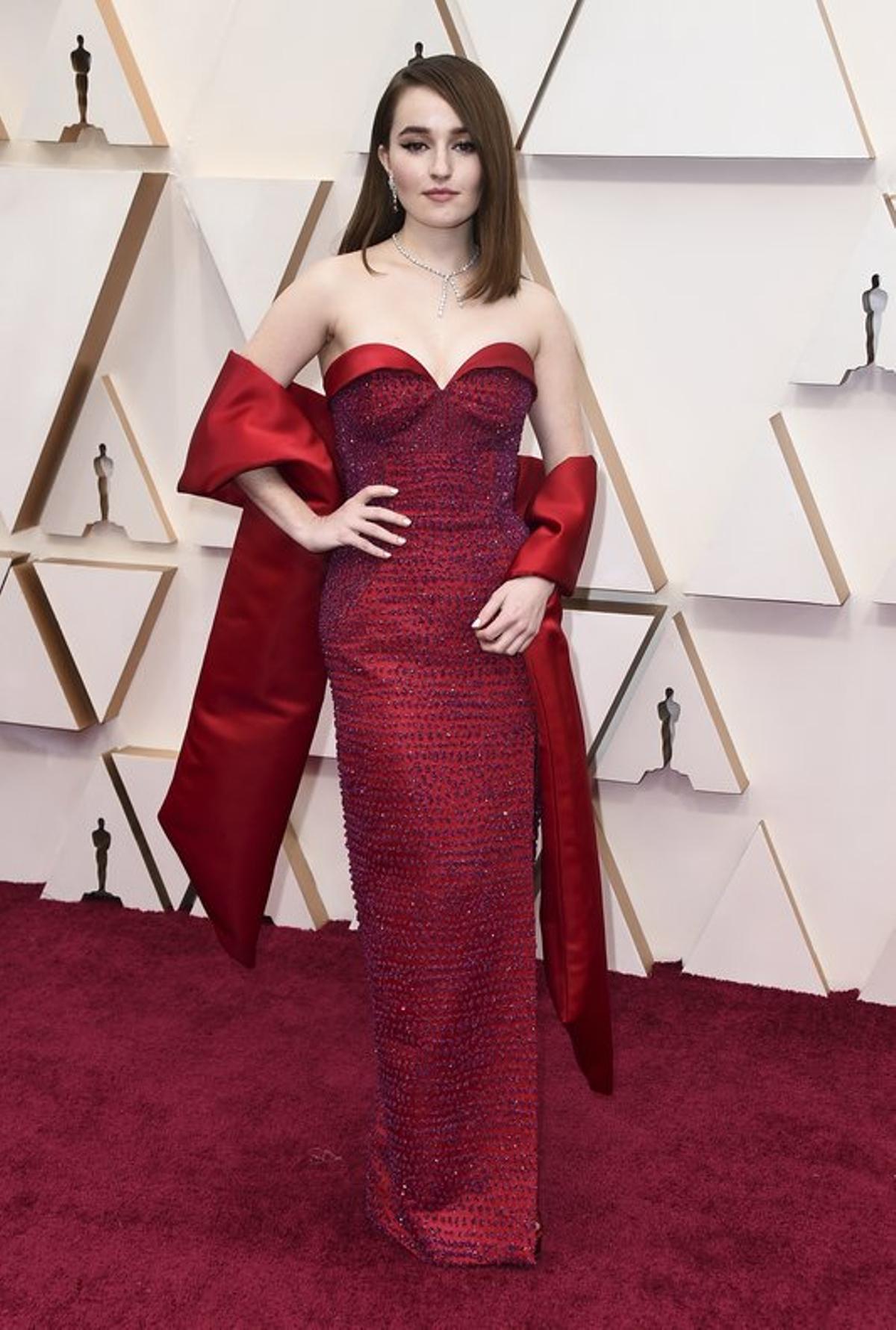 Kaitlyn Dever, con un Louis Vuitton rojo pasión con pedrería.