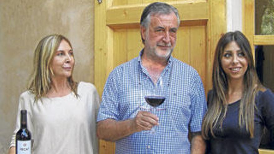 La familia Canyelles, propietaria de la bodega, con su vino Pecat.