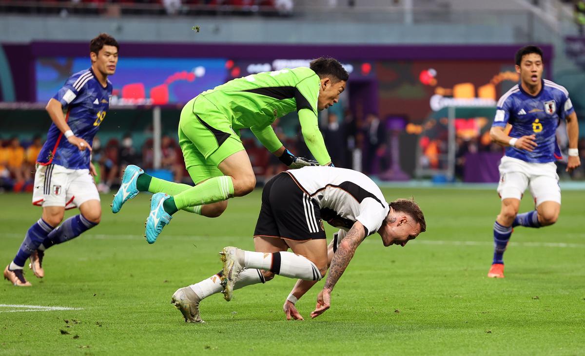 Doha (Qatar), 23/11/2022.- David Raum (bottom C) of Germany is fouled by Japan’s goalkeeper Shuichi Gonda (up C) in the penalty box during the FIFA World Cup 2022 group E soccer match between Germany and Japan at Khalifa International Stadium in Doha, Qatar, 23 November 2022. (Mundial de Fútbol, Alemania, Japón, Catar) EFE/EPA/Tolga Bozoglu