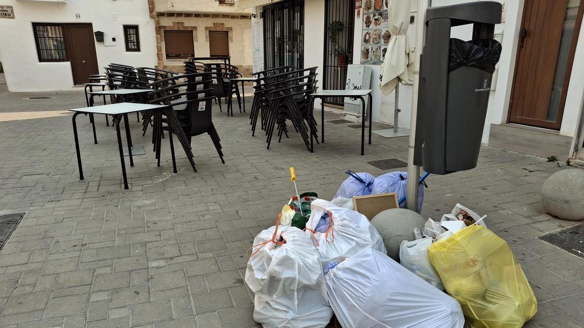 Una de las molestias del alquiler turístico: basura arrojada debajo de una papelera en el barrio de Baix la Mar