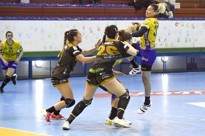 26-02-20 DEPORTES. PABELLON DE LAS REMUDAS. BARRIO DE LAS REMUDAS. TELDE. Partido de balonmano femenino entre el Remudas Rocasa y el Guardés disputado en Pabelloon Antonio Moreno del barrio teldense de Las Remudas.    Fotos: Juan Castro.  | 26/02/2020 | Fotógrafo: Juan Carlos Castro