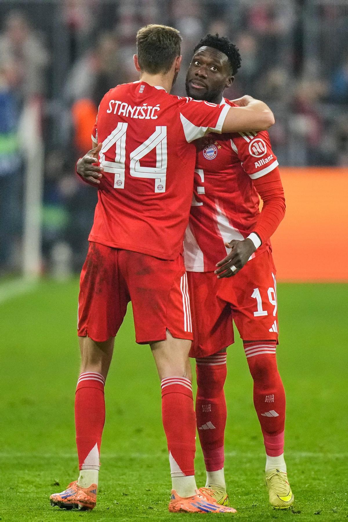 Davies volvió a jugar tras su grave lesión ante el Sporting CP