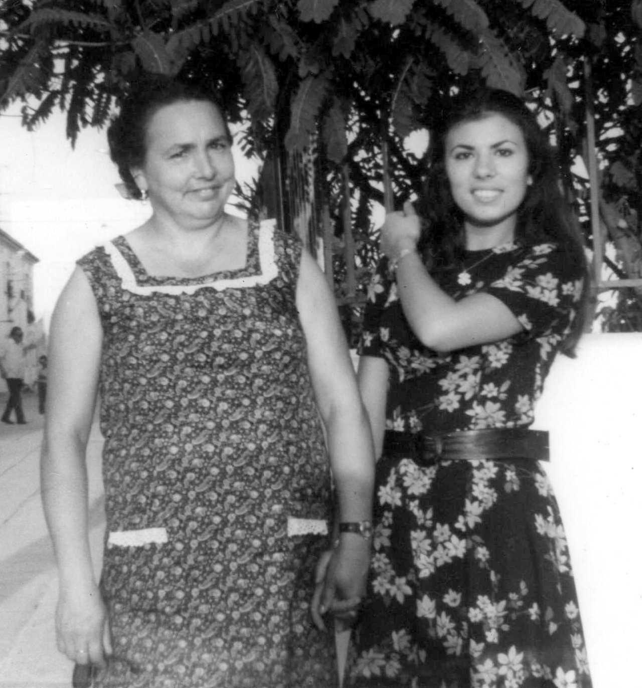 Con su madre, Francisca Rodríguez, que le enseñó a cocinar y que trabajó durante años en las fábricas de conservas del Palo.