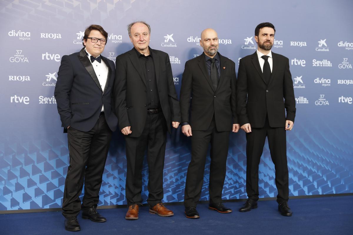 SEVILLA 11/02/2023.- El equipo de Los demonios de barro, nominados a mejor película de animación, posa para los medios gráficos en la alfombra roja de la XXXVII Gala de los Premios de la Academia de Cine, los Goya, que se celebra este sábado en el Palacio de Congresos y Exposiciones FIBES de Sevilla. EFE/ Jorge Zapata