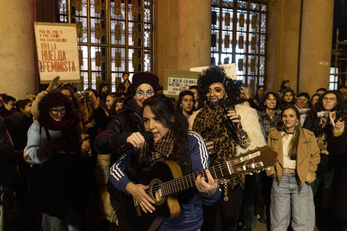 Manifestación frente al Consulado de Argentina en Barcelona contra Milei por dichos anti LGTB+ en Davos