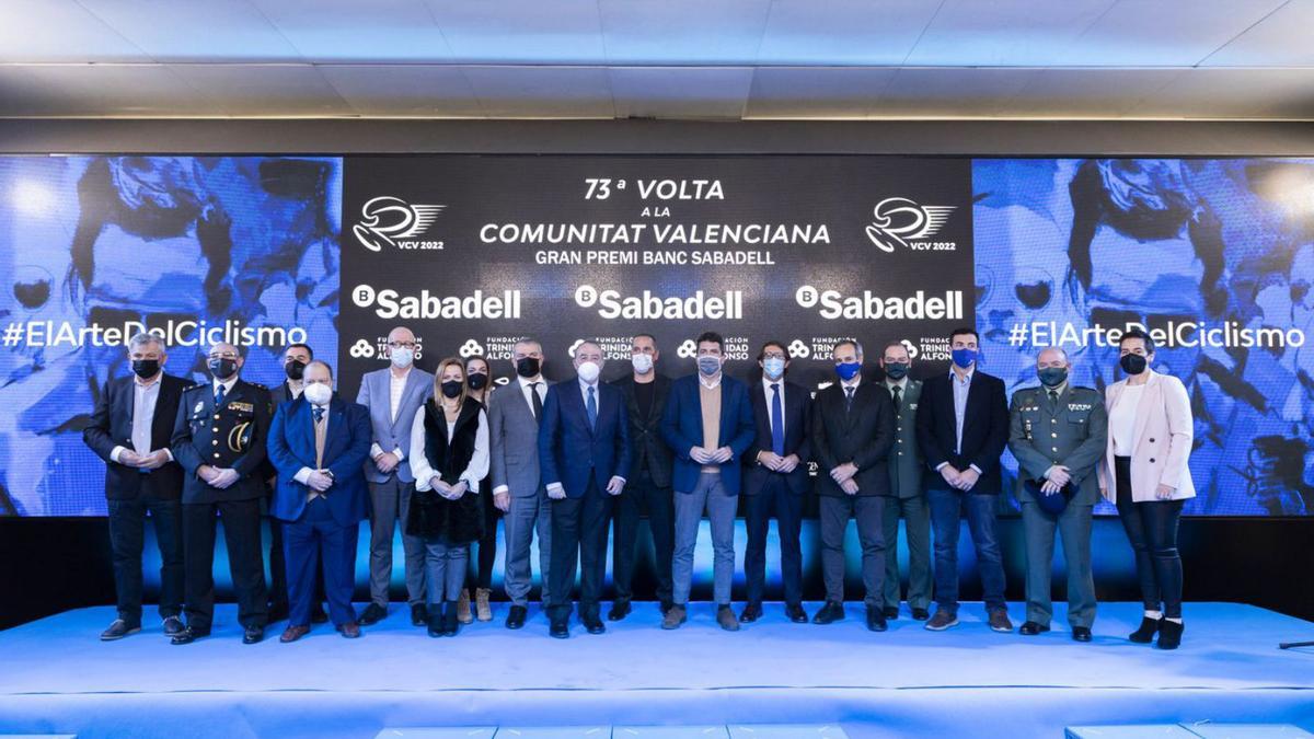 Foto de familia de Ángel Casero con instituciones, patrocinadores y colaboradores de La Volta | GERMÁN CABALLERO