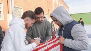 Muniain y Lekue firman camisetas en su visita a la cárcel de Basauri