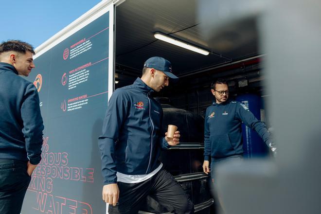La fusión perfecta entre vela y fútbol: Ferran Torres visita la base de Alinghi Red Bull Racing como parte de la organización Kick out Plastic