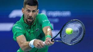 MIAMI (United States), 25/03/2025.- Novak Djokovic of Serbia in action against Lorenzo Musetti of Italy during their Mens Singles 4th Round at the 2025 Miami Open tennis tournament at the Hard Rock Stadium in Miami, Florida, USA, 25 March 2025. (Tenis, Italia) EFE/EPA/CRISTOBAL HERRERA-ULASHKEVICH