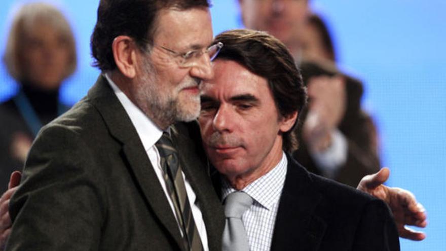 El abrazo de Rajoy y Aznar