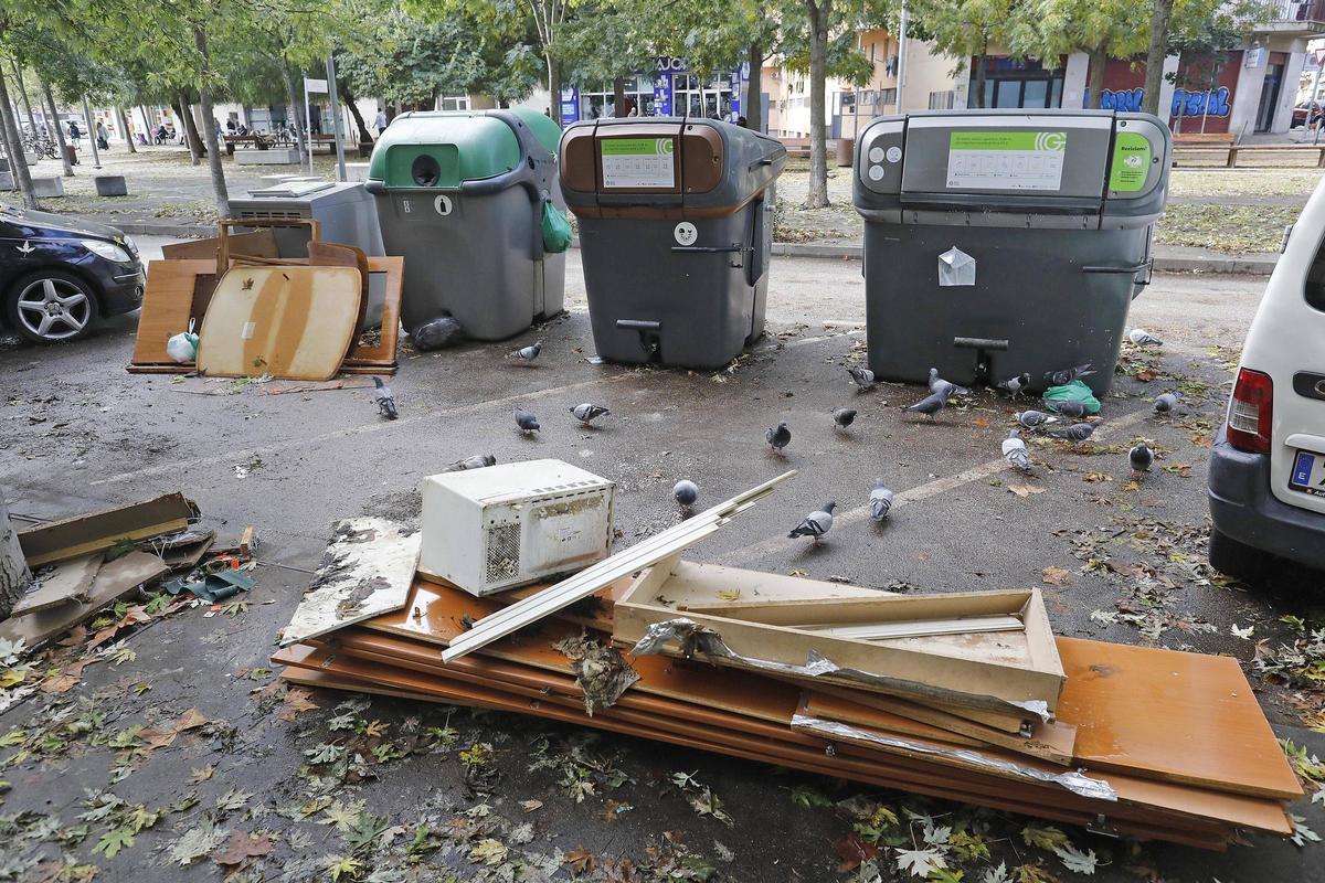 Voluminosos fora dels contenidors a Santa Eugènia, en una imatge d'arxiu.