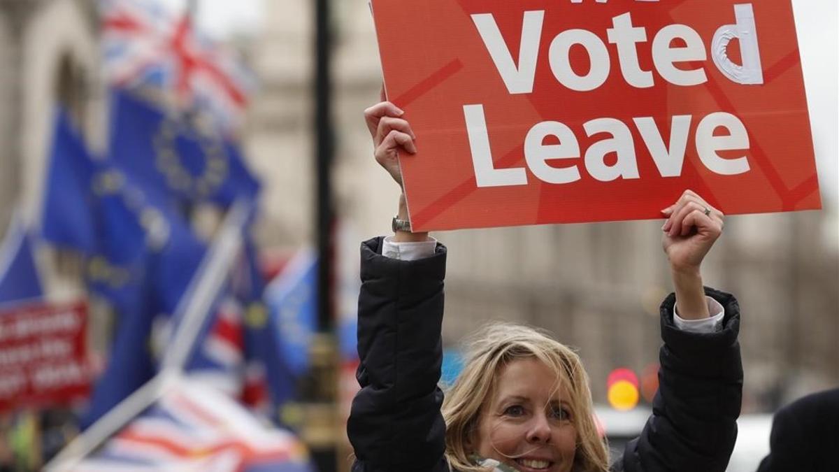 Una partidaria del 'brexit', durante una manifestación ante el Parlamento británico, en Londres.