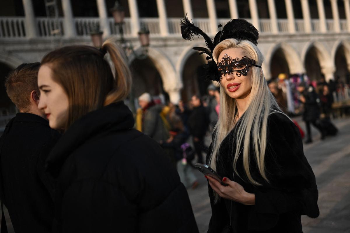 Trajes tradicionales desfilan durante el carnaval de Venecia