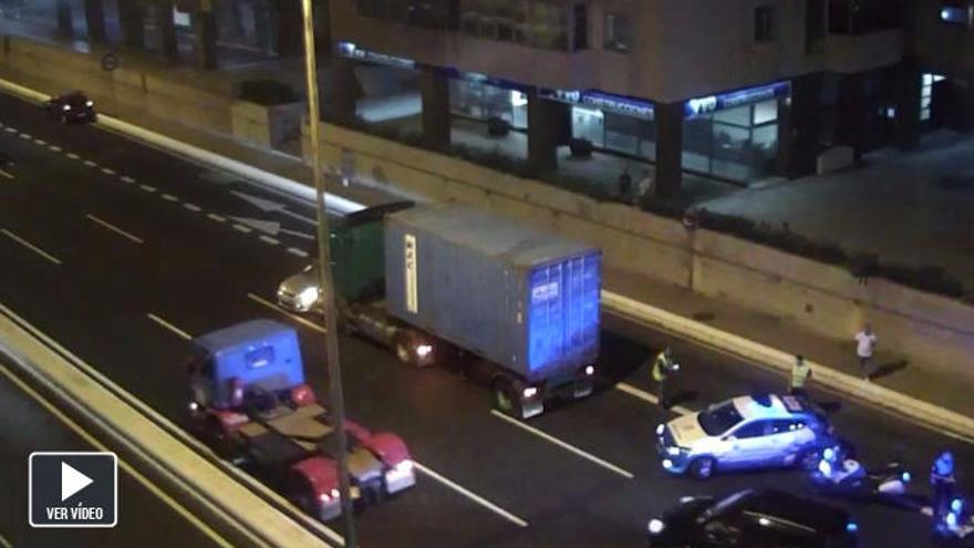 Un coche choca con un camión en la Avenida Marítima