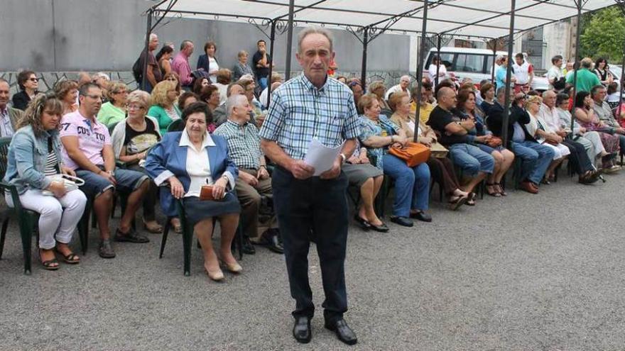 Roberto Badiola posa delante del público tras el pregón.