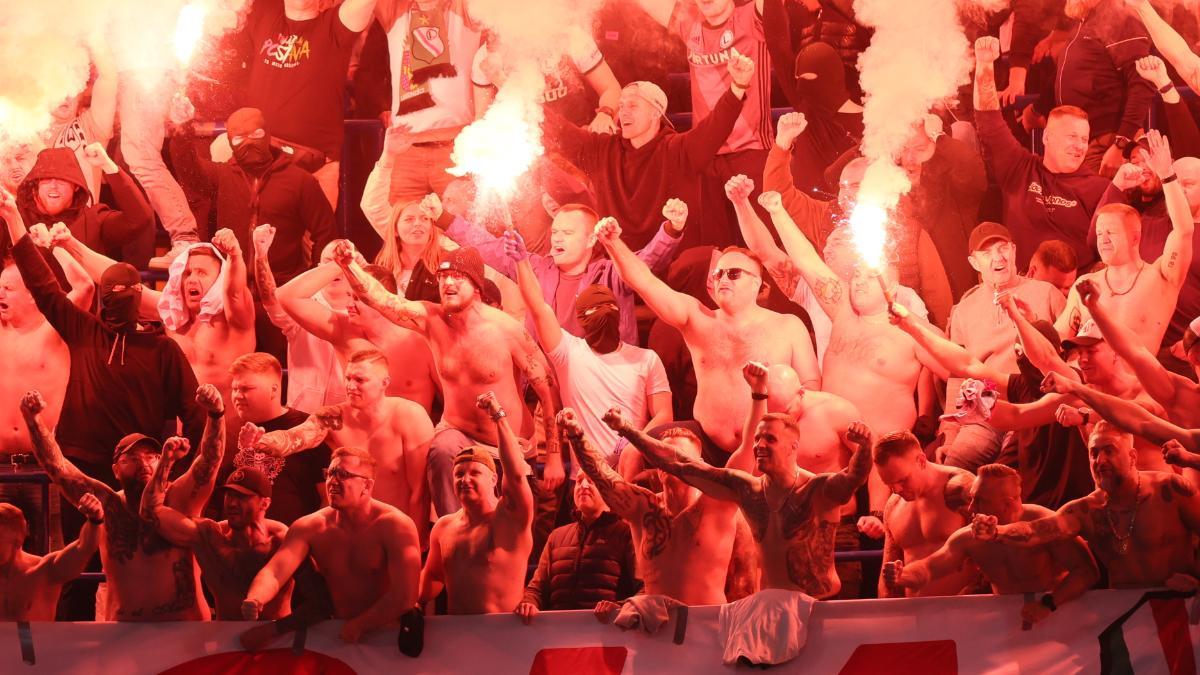 La afición del Legia Varsovia, durante el partido contra el Chelsea en Stamford Bridge
