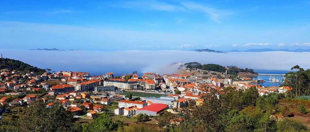 Vista de parte del ayuntamiento de Baiona, donde se elevará el valor catastral en 2018. // Marta G. Brea