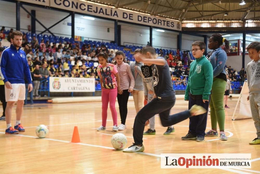 Encuentro de escolares con los jugadores del Plást